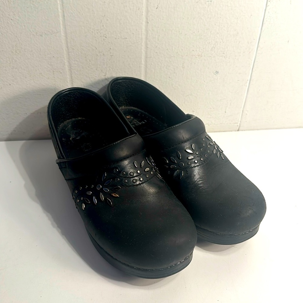 Dansko Black Patricia Clogs size 39 studded floral pattern nursing waitressing
